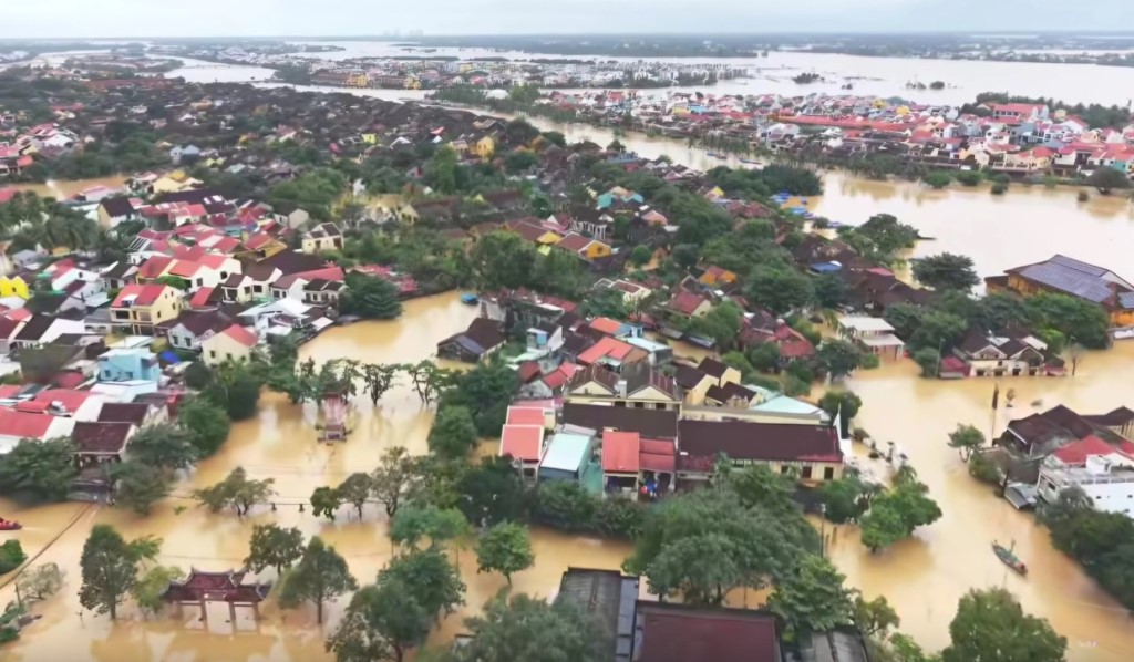 xe cho nguoi gap nan song thu bon0.jpg